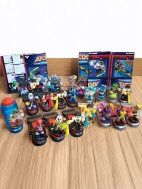 Akedo Ultimate Arcade Warriors Action Figure Set 21 Figures + Controllers